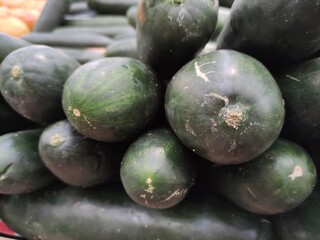 cucumbers in a market, pepinos en un mercado
