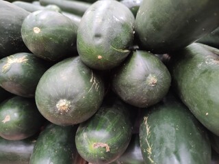 cucumbers in a market, pepinos en un mercado
