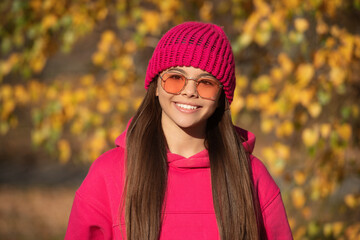 autumn fashion girl. trendy and stylish teenager girl. fall fashion style for teen. outfit for the fall style. autumn outdoor. girl in autumn style. teen girl wear sunglasses. September fashion
