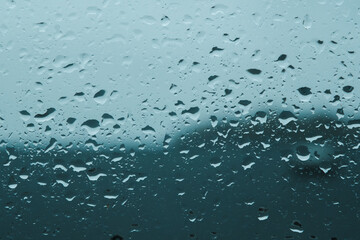 梅雨曇天の湿度の高い6月　窓についた雨の水滴　したたる滴