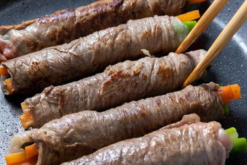 アスパラとニンジンの牛肉巻き、調理シーン。
