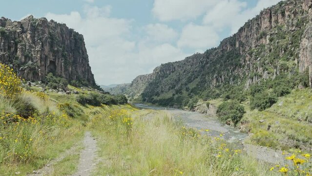 The Three Canyons of Suykutambo consist of three perfect alleyways of enormous cliffs of earth and volcanic stone that converge into a huge natural amphitheater.