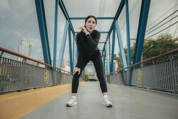 young woman exercise lightly on the bridge in the morning.