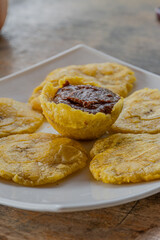 Patacones dorados y crujientes acompañados de una deliciosa porción de frijoles caribeños.