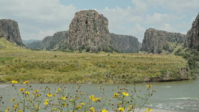 The Three Canyons of Suykutambo consist of three perfect alleyways of enormous cliffs of earth and volcanic stone that converge into a huge natural amphitheater.