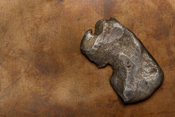 Silver ingot covered with patina on a sheet of old bronze - 780293066