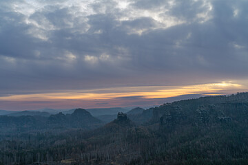 Sonnenaufgang in den Bergen