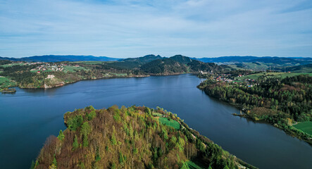 Fototapeta na wymiar Jezioro w górach, panorama z lotu ptaka wiosną, Jezioro Czorsztyńskie w Pieninach. Polska