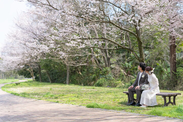 桜の咲く春の日のカジュアルウエディング