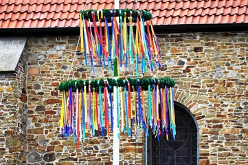 Der Pfingstbaum: Bunte Bändern schmücken den traditionellen Kranz  symbolisch für das Pfingstfest im Mai.