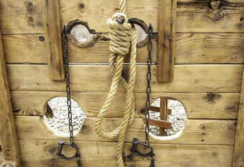 Antique torture shackles - 780338603
