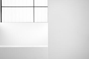 Architettura. Interno di stanza bianca. Sfondo ambiente vuoto. Muri bianchi con affiancata finestra...