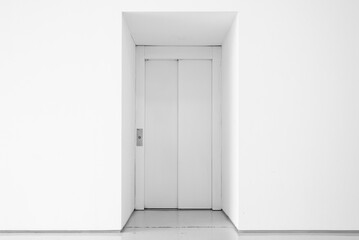 Architettura. Interno di stanza bianca. Sfondo ambiente vuoto. Muri bianchi vuoti con porta ugualmente bianca.