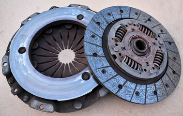 A closeup picture of a clutch cover and clutch ring of car