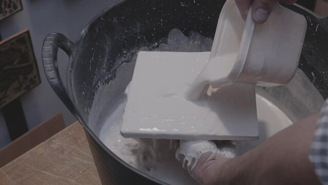 pintando un azulejo ceramica blanca artista arquitectura 