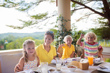 Family having dinner on outdoor patio. - 780400609