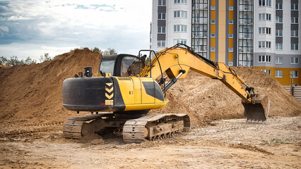 A excavator fiercely tears through a massive mound of dirt, revealing the hidden treasures within - obrazy, fototapety, plakaty