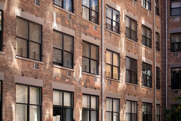 Obraz premium Facade of a brick building with windows in New York, United States.