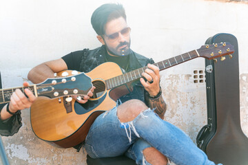Obraz premium Rock guitarist rehearsing on the roof