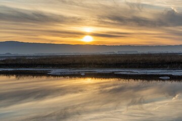 Obraz premium Mesmerizing view of a river at scenic sunset