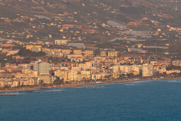 Obraz premium Panoramic view from Alanya Castle on city Buildings during sunset