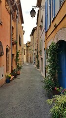 Fototapeta na wymiar Vertical shot of a narrow alley in San Gimignano, Italy