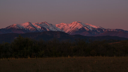 Panorama de lever de soleil sur montagne enneigée