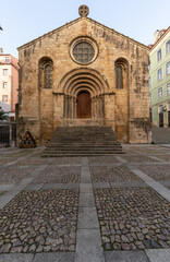 Treppe und Eingangsportal der katholischen Kirche 