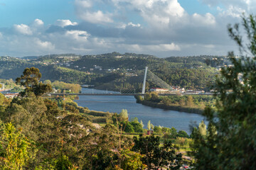 Br&uuml;cke "Ponte Rainha Santa Isabel" &uuml;ber den Fluss Mondego in Coimbra, Portugal