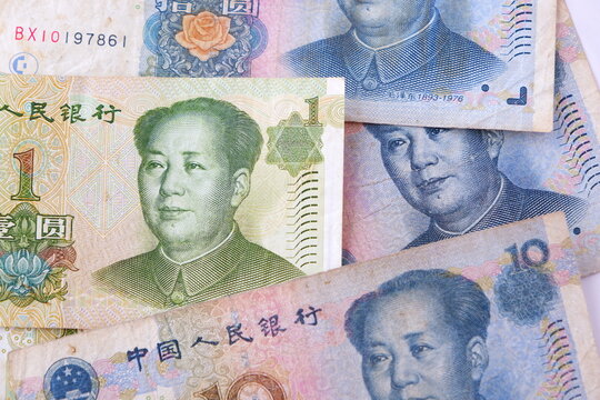 毛沢東の肖像が描かれた中国の通貨、人民元（RMB）の紙幣で、躍進する中国経済のイメージ