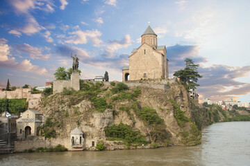 The Virgin Mary Assumption Church of Metekhi in Tbilisi on mountain near river - obrazy, fototapety, plakaty