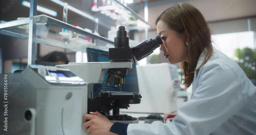 Leinwandbilder medical research and development laboratory: beautiful asian female scientist working on a computer 