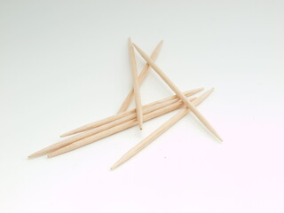 Stuzzicadenti su sfondo bianco