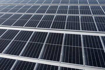 Obraz premium Solar panels on a roof of a large industrial or warehouse building, aerial view form top.
