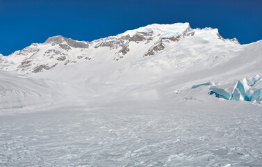Eislandschaft mit Schneebedeckten Bergen - 780525642
