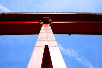赤い橋脚と青空