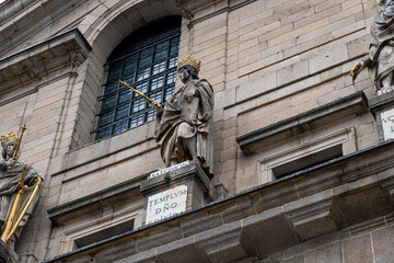 Obraz premium Gilded Statues of Kings at El Escorial Monastery