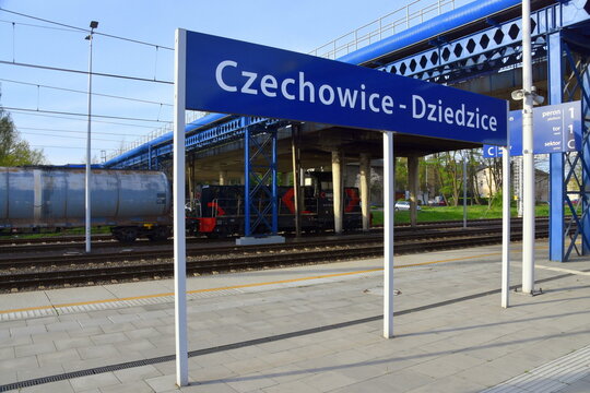 Dworzec PKP po remoncie, stacja kolejowa Czechowice Dziedzice, Śląsk, Polska, Europa