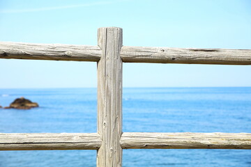 デザイン的な柵と海
