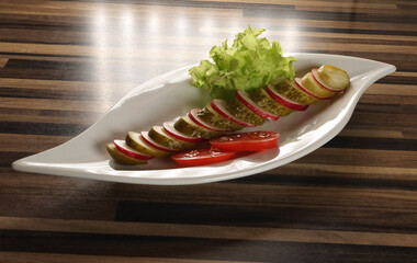 Gurke, Gewürzgurke, Tomate, Salat, frisch