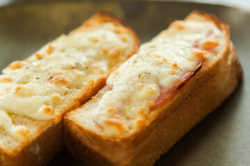 カフェで提供された美味しそうなハムチーズトーストの写真