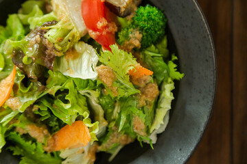 カフェで提供された彩り豊かなサラダの写真