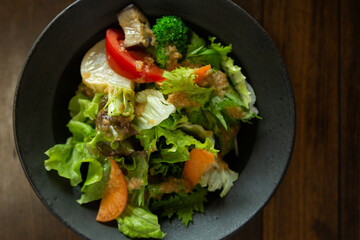 カフェで提供された彩り豊かなサラダの写真