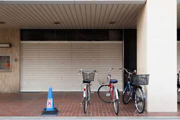 日中のスーパーマーケット駐輪場の風景
