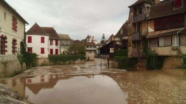Precioso pueblo frances con casas de cuento y un rio con cascada