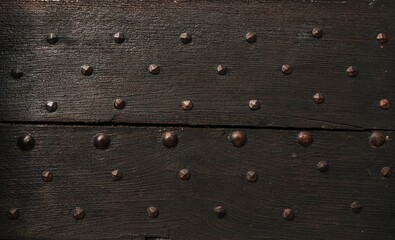 Porte en bois clouté d'allure médiévale.
