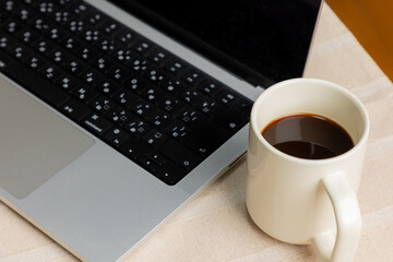 パソコンとブラックコーヒー
