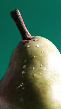 video verticale, ravvicinato di una pera su sfondo bianco