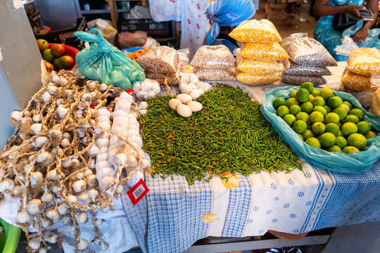 Des aliments traditionnels sur un marché africain au Cap Vert en Afrique occidentale