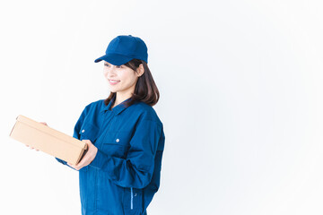 荷物をデリバリーする女性